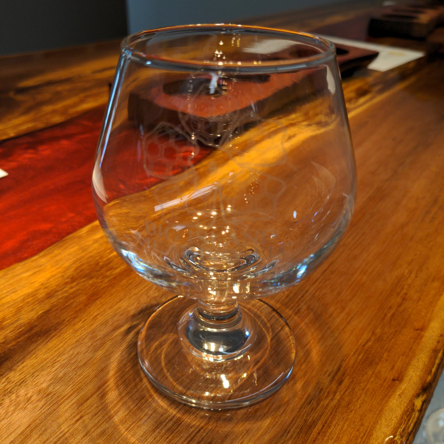 Wine glass w/etched Big Island Meadery logo